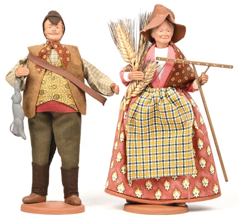 “Boerenpaar.” Een paar aardewerken popjes uit de provence.