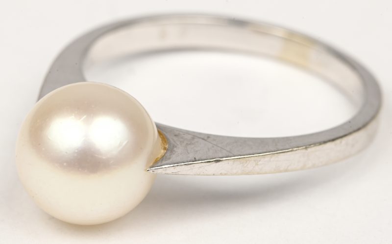 Een 18 kt witgouden ring bezet met een parel.