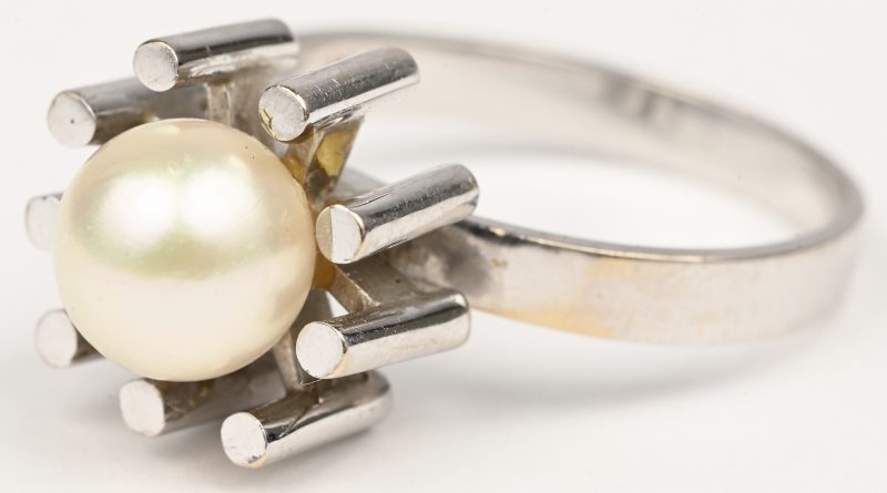 Een 18 kt witgouden ring bezet met een parel.
