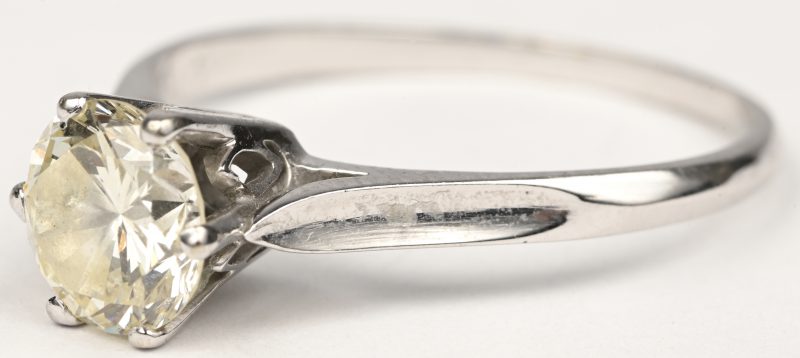 Een 18 kt witgouden ring bezet met een solitair diamant van +- 0,75 ct.