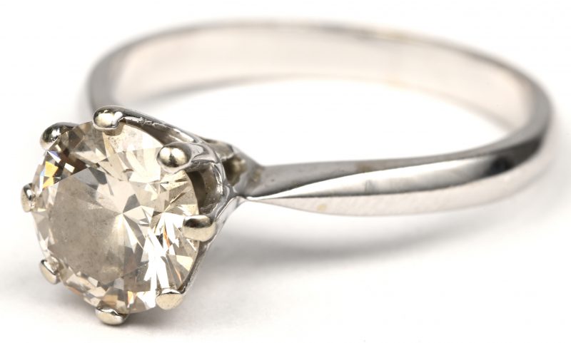 Een 18 kt witgouden ring bezet met een solitair diamant van +- 1 ct.