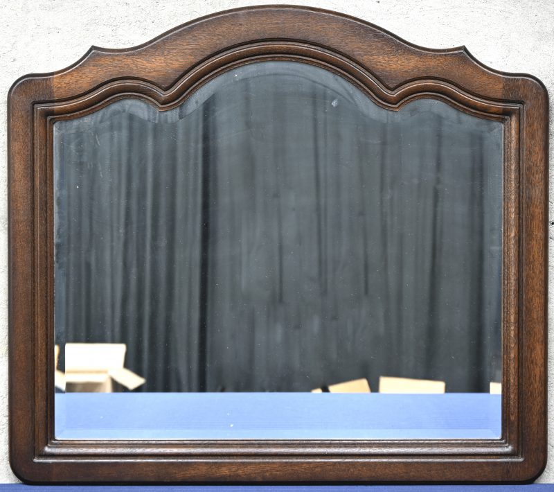 Een eikenhouten spiegel met geslepen glas, midden XXste eeuw.