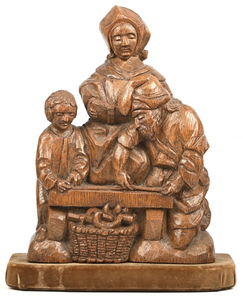 Een massief eikenhouten beeld van 3 figuren, een lezende dame, een jongen en een bebaarde schrijnwerker.