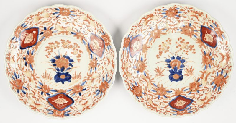 Een set van 2 19e eeuwse Japanse Imari schotels mer een oranje-rood en bmauw decor van bloemen.