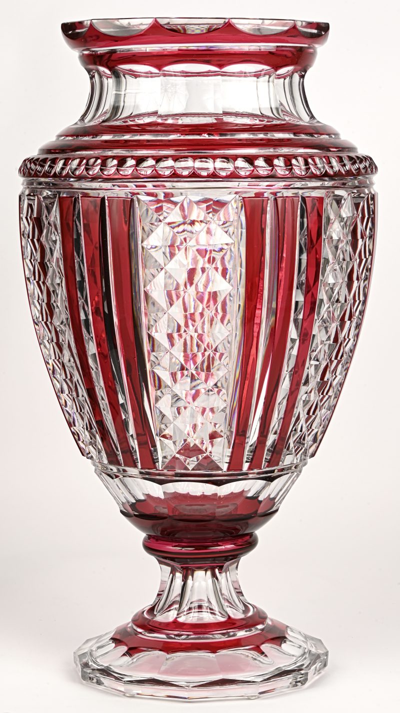 Een Val Saint Lambert vaas, rood en kleurloos kristal, model Antinea. Staat in de catalogus Cristaux De Fantasie van 1926.