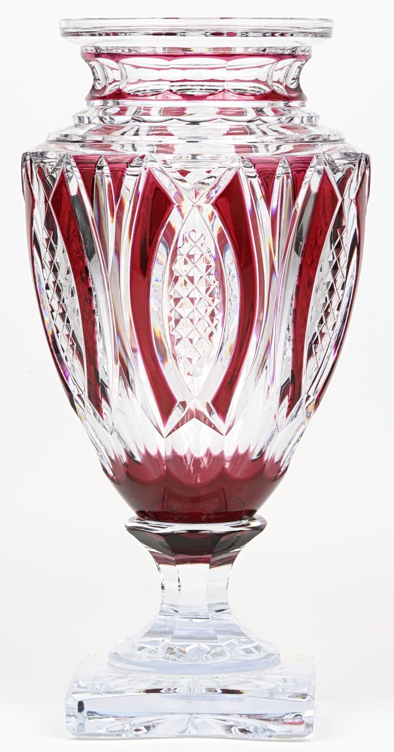 Een Val Saint Lambert vaas, rood en kleurloos kristal, model Jupiter, gesigneerd M.