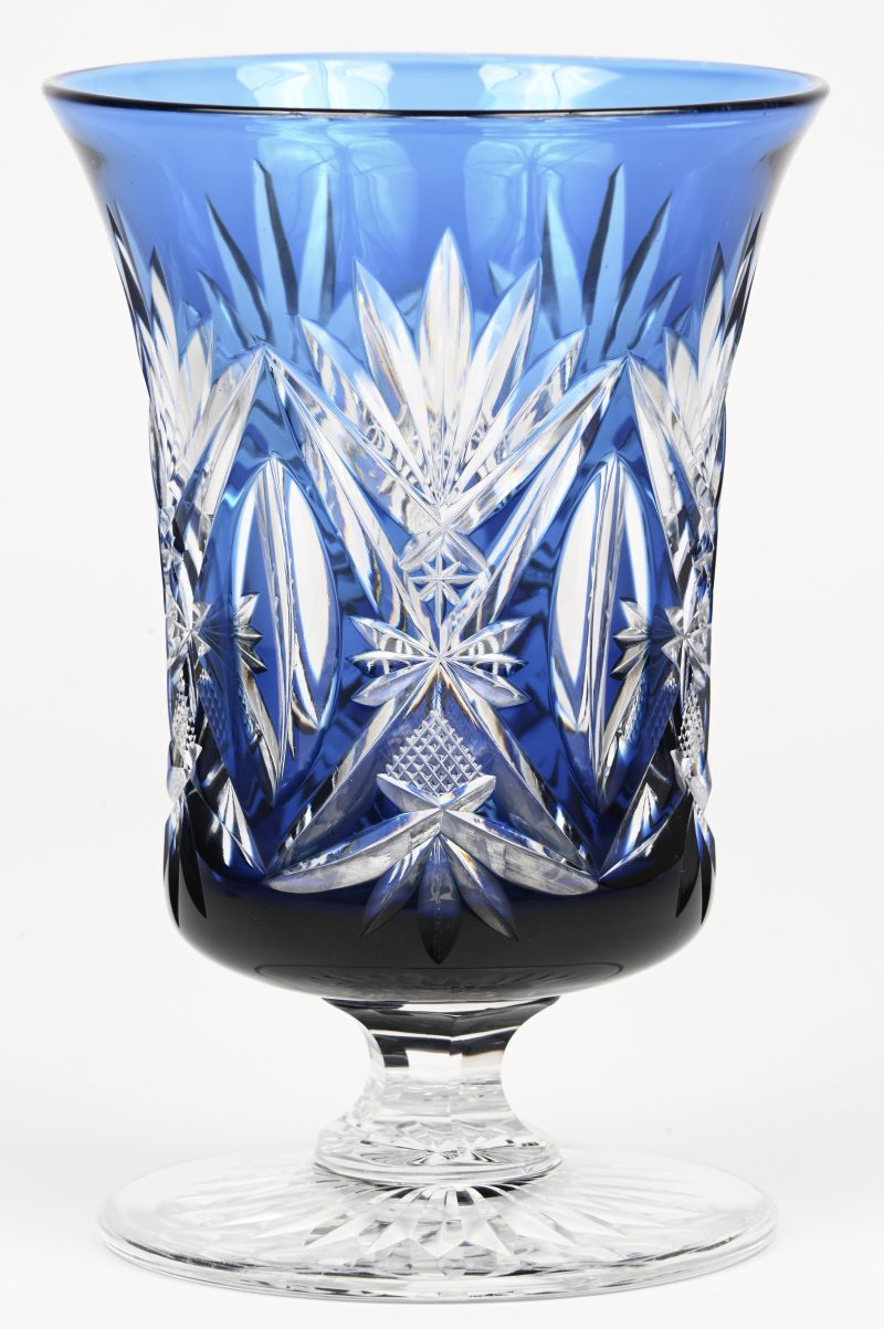 Een Val Saint Lambert vaas, blauw en kleurloos kristal, 1908.