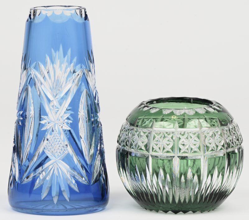 Een lot van 2 stuks Val Saint Lambert kristal, een blauw en kleurloos vaasje en een groen en kleurloos bolvaasje. Miniaturen als voorbeeld voor op maat gemaakte vazen.