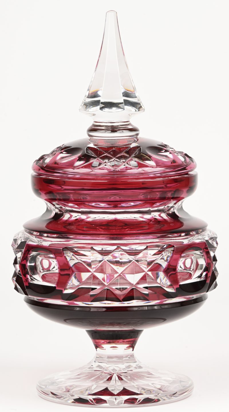 Een Val Saint Lambert bonbonnière, rood en kleurloos kristal, H. Lega, gesigneerd en genummerd 90 69/120.