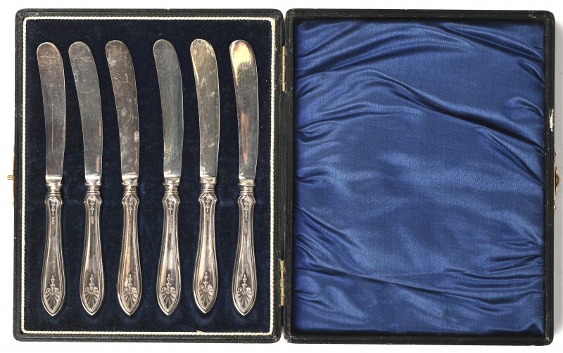 Een set van 6 zilveren botermesjes, Sheffield, England, 1894, makers-mark W.D. In zijn originele doosje.