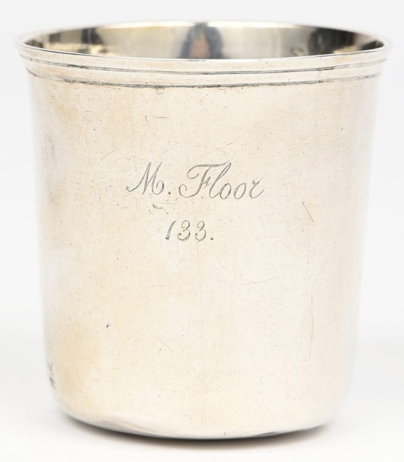 Een oude zilveren beker, 70 gram, gedateerd 1833.