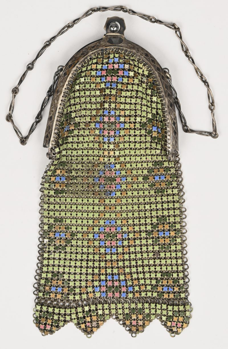 Een art-deco mesh portemonneetje met veelkleurige geëmailleerde vlakjes.