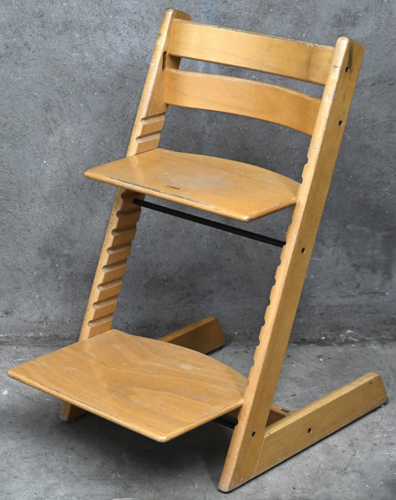 Een beukenhouten meegroeistoel, model tripp-trapp van Stokke.