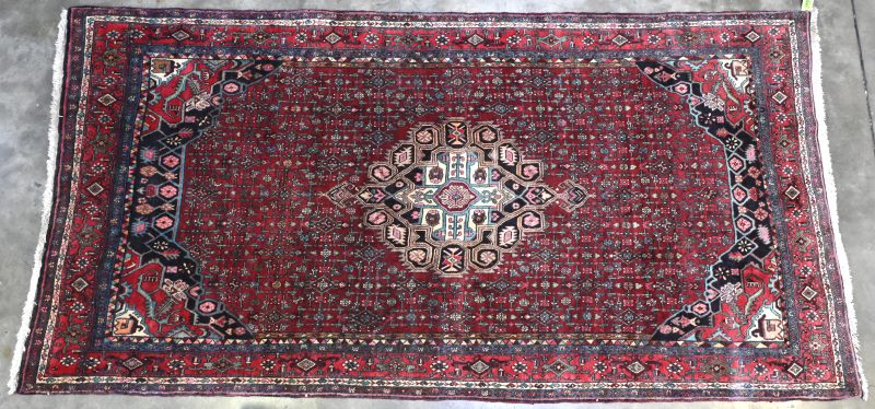 Een Iraans handgeknoopt nomaden tapijt, gemerkt Bidjar, gestilleerd decor met warme kleuren. Met certificaat.