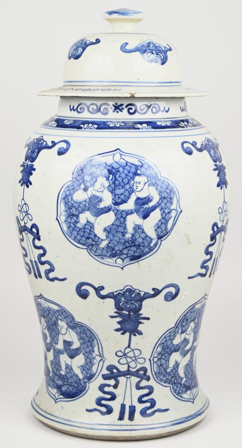 Een Chinees porseleinen dekselpot, blauw-wit met figuren in het decor.