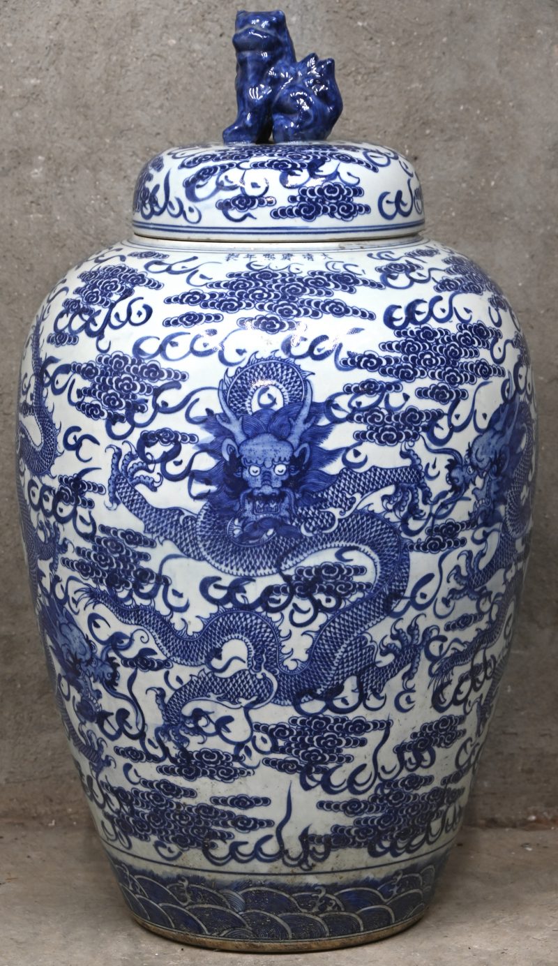Een groot formaat Chinees aardewerken dekselpot, blauw-wit met draken in het decor en Foo dog bovenaan.