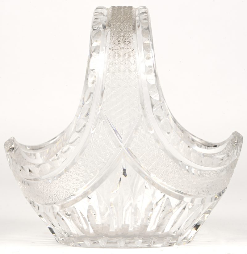 Een kristalglazen mandje met geslepen decor.