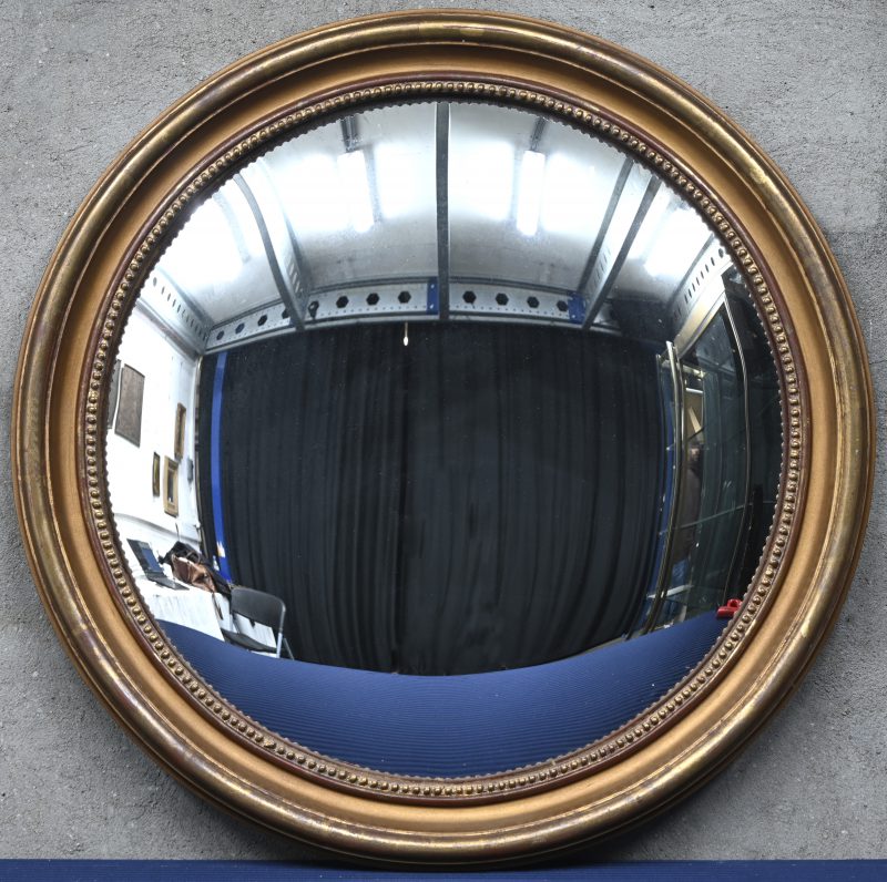 Een ronde butler spiegel met houten verguld kader.