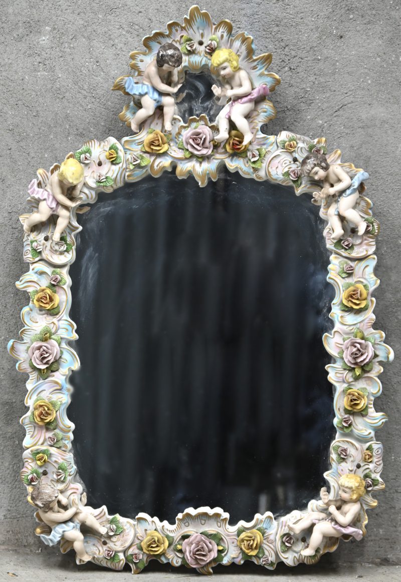 Een spiegel met kleinere spiegel bovenaan in polychroom porseleinen kader. Vintage look, meerkleurig versierd met rozen en putti’s.