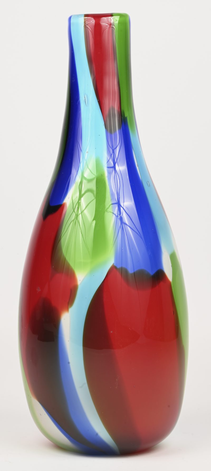 Een Murano vaas uit meerkleurig glaspasta. Onderaan gemerkt.