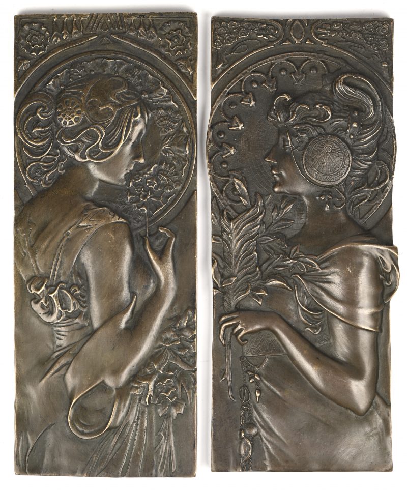 Een paar bronzen Jugendstil plaquettes met 2 figuren in het reliëf.