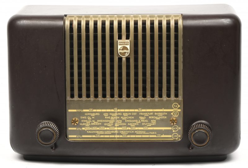 Een bakelieten radio, Philips, jaren 30, schade aan het bakeliet aan de onderzijde.