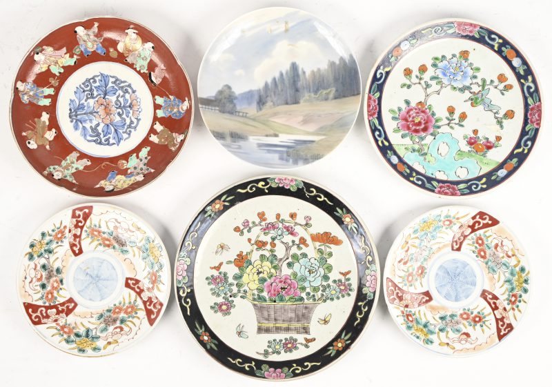 Een lot van 6 Aziatisch porseleinen borden, gemengd decor.