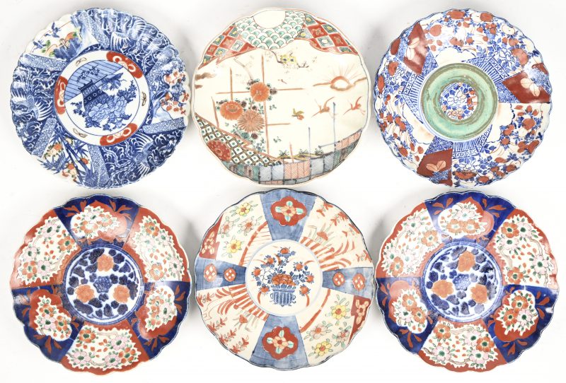 Een lot van 6 Japans Imari porseleinen borden met divers decor.
