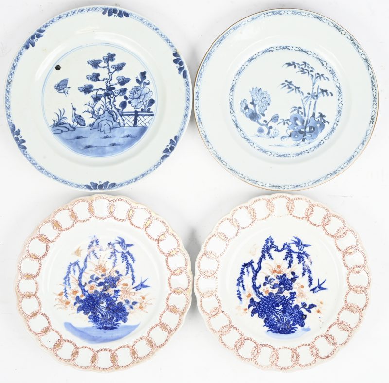 Lot van vier Chinees porseleinen borden, bestaande uit een paar met blauw en rood decor, onderaan gemerkt en twee met blauw en wit decor (waaronder één met haarscheur en schilfer).
