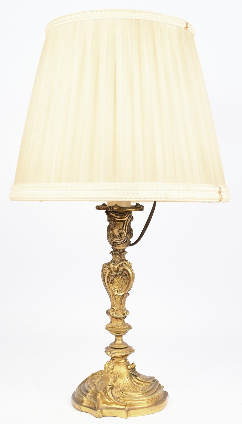 Een verguld koperen tafellamp in de stijl van Louis XV uit de helft van de vorige eeuw.