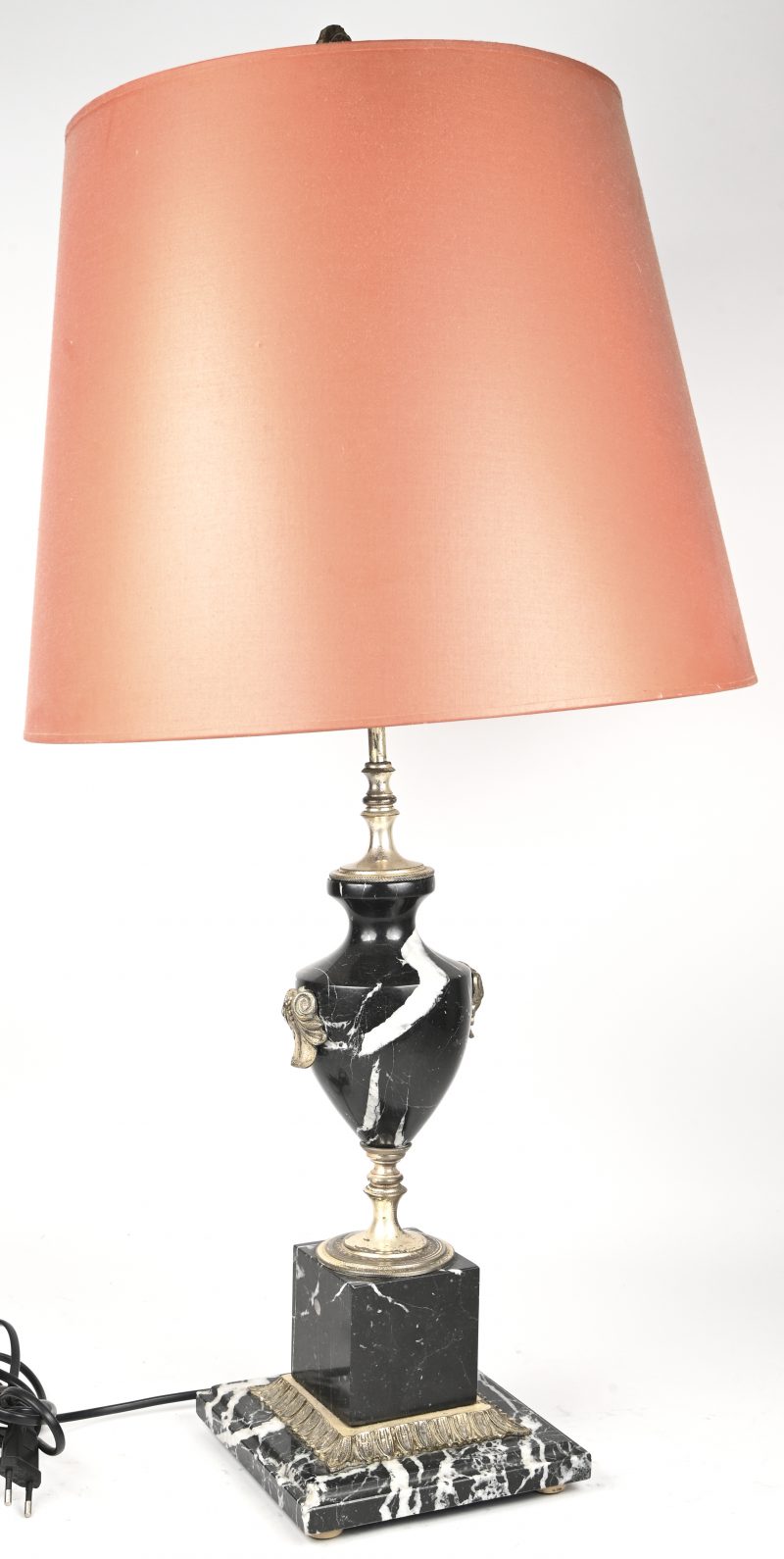 Een tafellamp met marmeren voet en licht vergulde metalen delen.