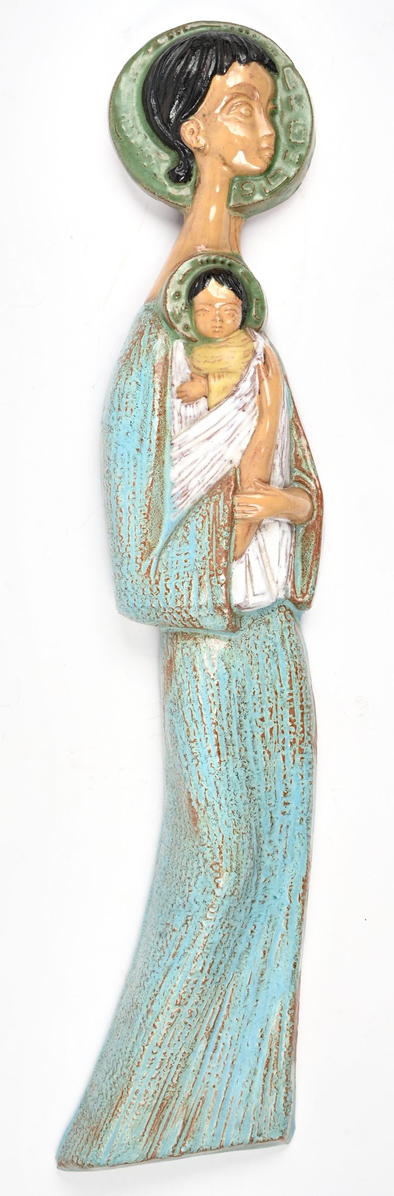 “Maria met kind”. Een vintage polychroom aardewerken wandbeeldje. Verso gesigneerd “Sanchez”, voor Perignem of Amphora.