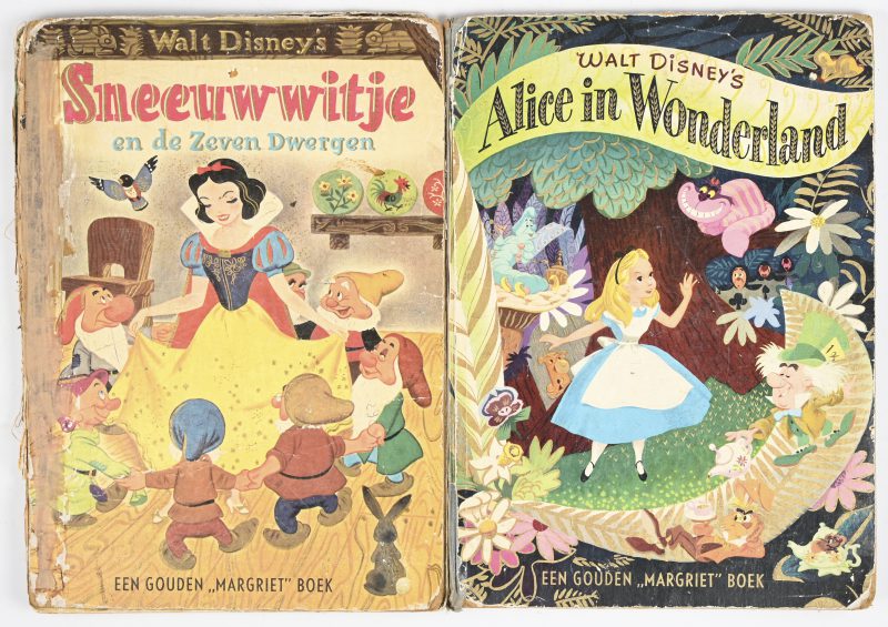 Een paar vintage Walt Disney strips, bestaande uit Alice in Wonderland en Sneeuwwitje en de zeven dwergen.