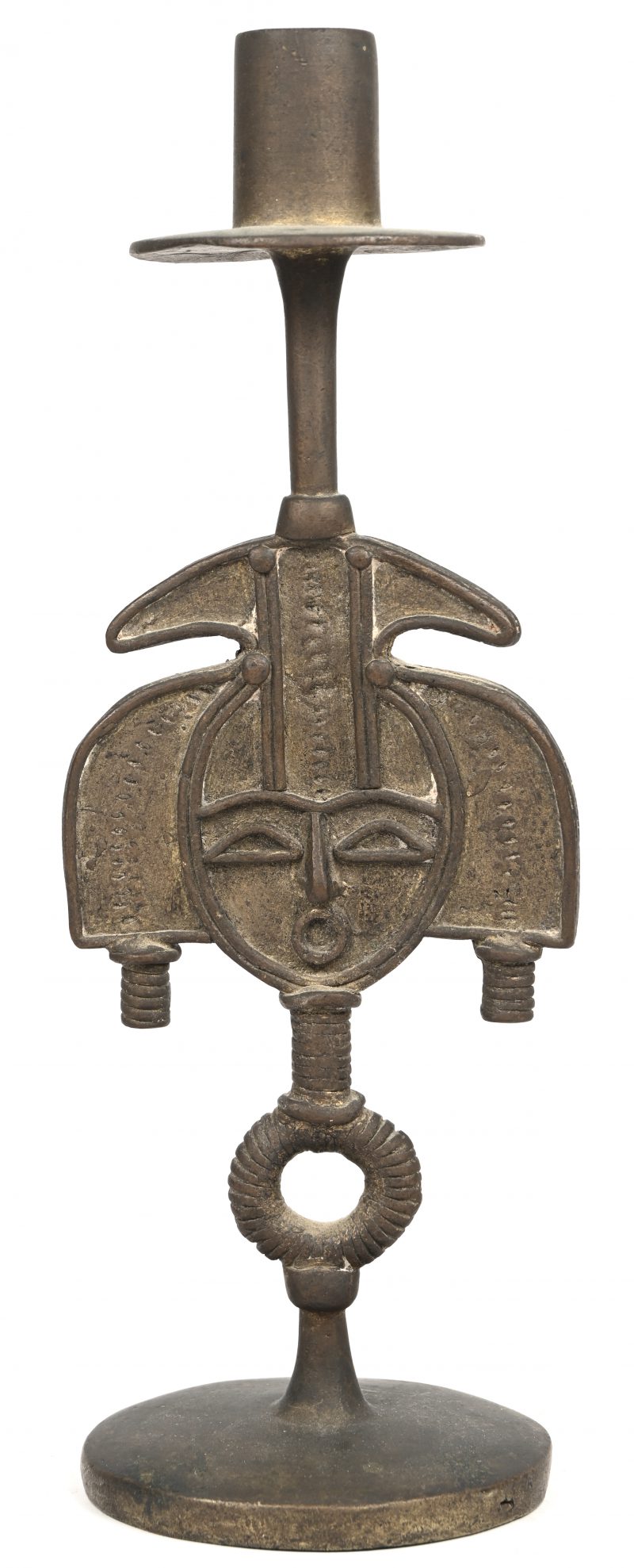 Een bronzen kandelaar, genre Ashanti. Senegal.