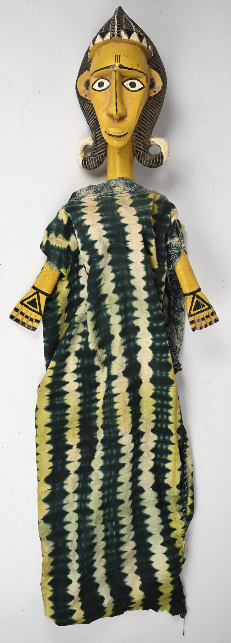 Een polychrome staakpop met jurk. Mali of Ivoorkust.
