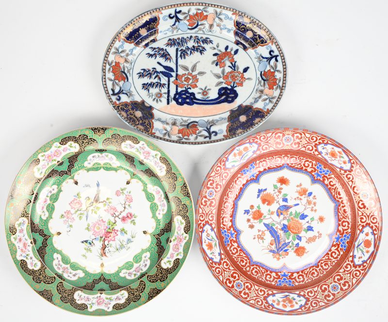 Een lot van 3 porseleinen borden in Chinese stijl, Kaiser Mandschu, Kaiser Ming en Davenport Stone China.