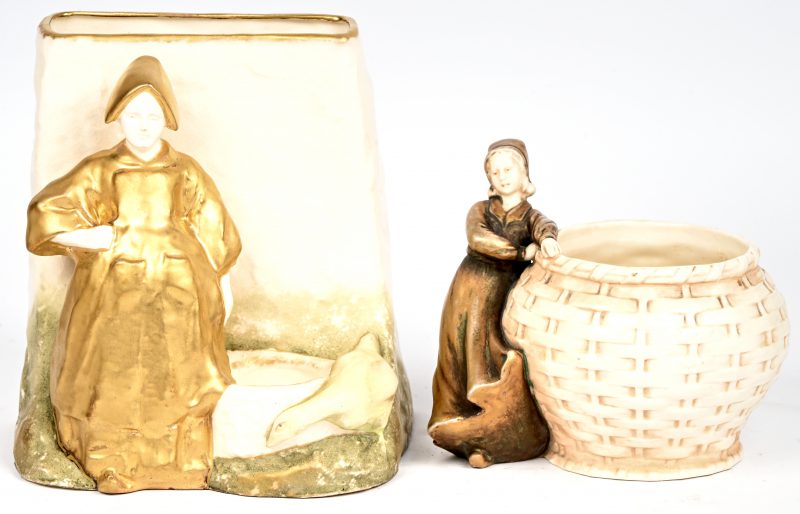 Een lot van 2 vaasjes in porselein, ca 1900, beide met een dame in goudkleurig gewaad. Onderaan gemerkt en genummerd.