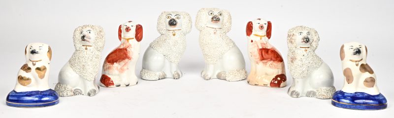 “Straffordshire”. Een lot van vier paar hondjes. Begin 20ste eeuw.