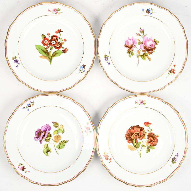 Een set van 4 handbeschilderde borden van 1ste keus Meissen met een gouden randje en een verscheidenheid aan bloemen. Onderaan het merkteken met de gekruiste zwaarden.