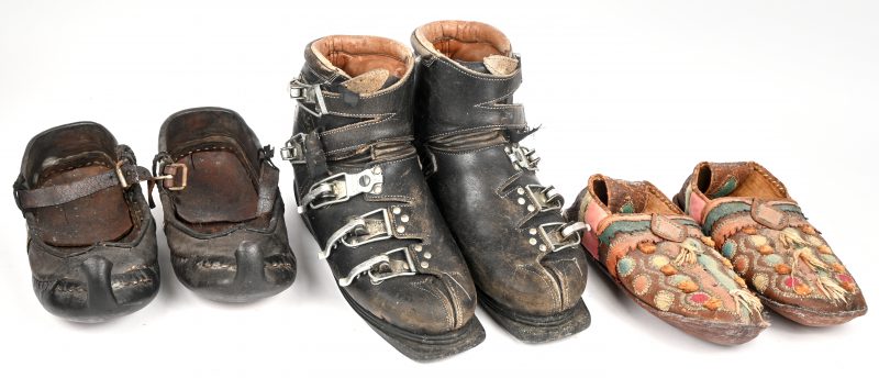 Een lot van vintage schoeisel bestaande uit een paar lederen skischoenen, gemerkt “Henke”, een paar Joegoslavisch traditionele schoentjes met gespijkerde enkel en een paar traditionele Berber pantoffels met diverse versiering.