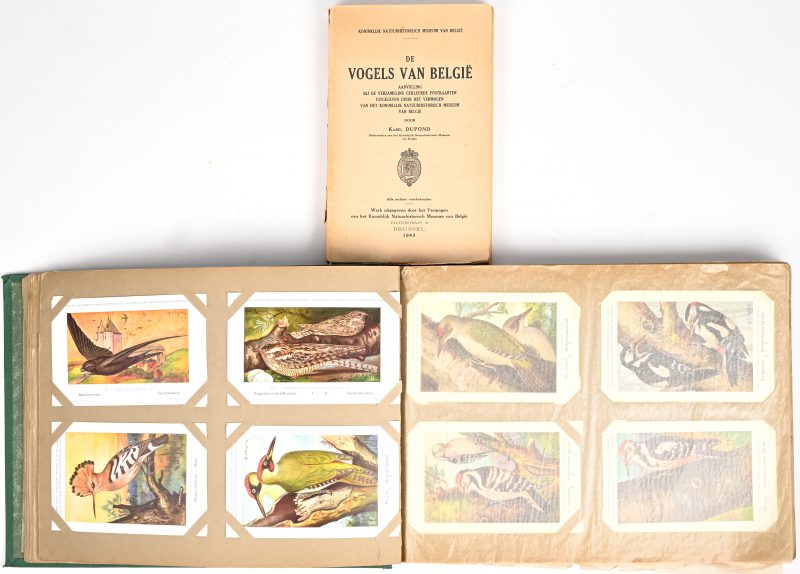 “Vogels van de Belgische fauna“. Een album gekleurde postkaarten: 250 vogelkaarten, 27 vlinderkaarten, 54 zoogdierkaarten, en bijgevoegd boek. Uitgegeven door het vermogen van het koninklijk natuurhistorisch museum van België, door Katel Dupond, Brussel 1943.