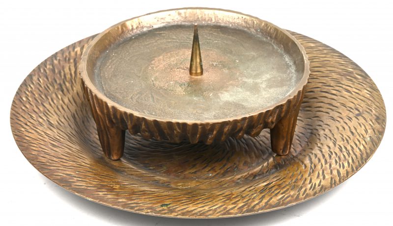 Een Mid-Century koperen gegraveerd sierbord, verso gemerkt “dandarb kupo metall”. En een koperen kaarsenhouder, onderaan genummerd.