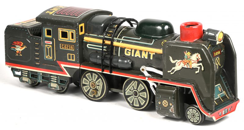 Een grote speelgoed trein in zijn originele doos, aan 1 zijde ontbreekt een wieldeel. Gemerkt Giant Train.