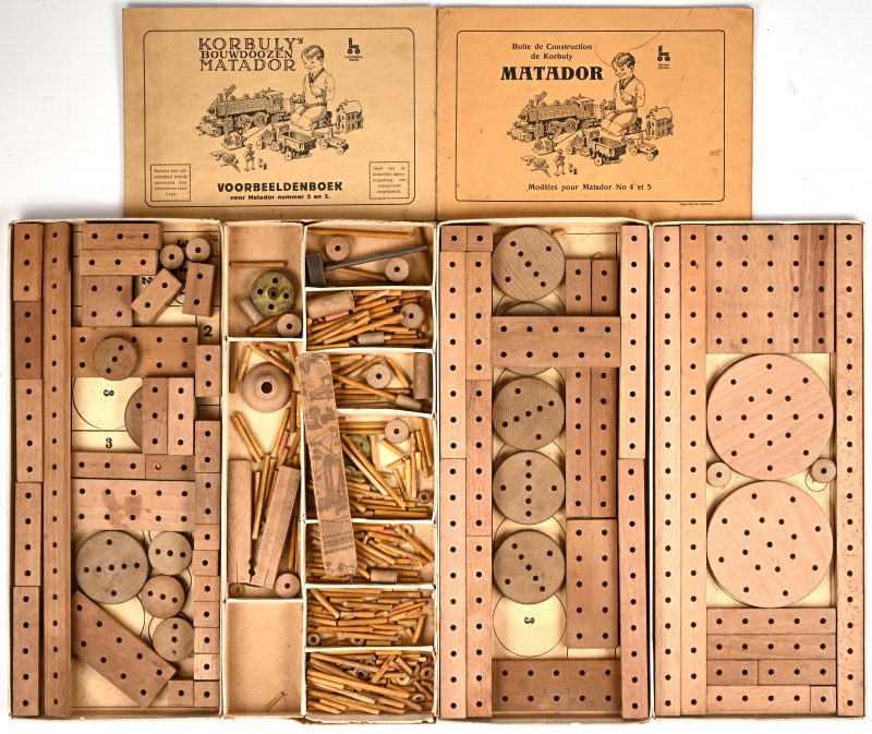 Een vintage bouwdoos, Korbuly, Matador. In zijn originele doos met instructieboekje.