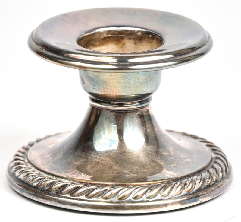 Een kleine zilveren kandelaar, 75 gram totaalgewicht met gevuld voetje, gemerkt met Duitse keuren en het gehalte 925.
