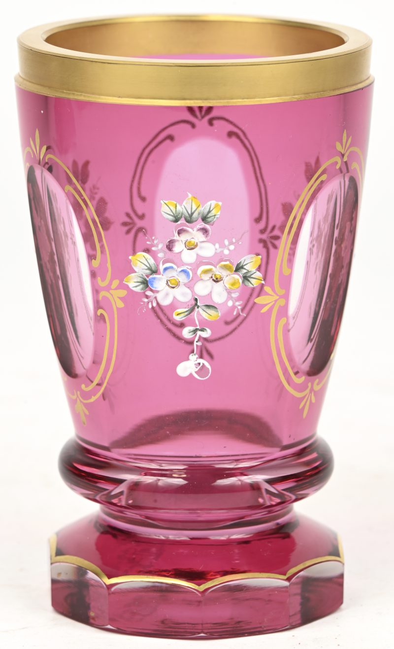 Een Duits kristallen Freundschaftsglas met geëmailleerde bloemen en vergulde rand. Roze in de massa gekleurd.