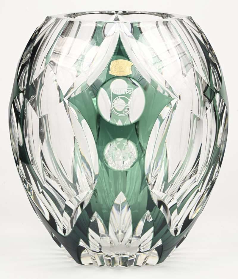 Een Val Saint Lambert bolvaas, groen en kleurloos kristal, Hubert Lega, gedateerd 1992 met certificaat. Een geschenk voor 25 jaar dienst bij Philips.