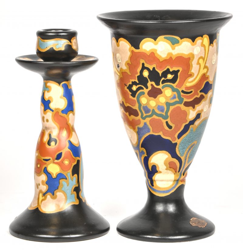 Een set van 2 art deco stukken, gemerkt Regina, Gouda. Het lot bestaat uit een vaas en een kandelaar.