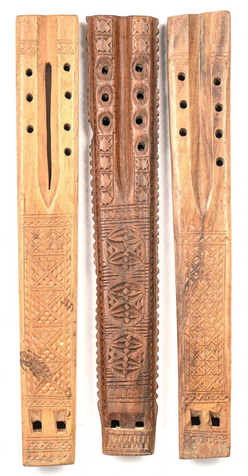 Een lot van 3 Aziatisch houten dubbelfluitjes met gesculpteerde details, waarvan 1 in Palisander.