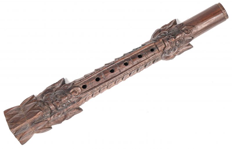 Een Indonesisch houten gesculpteerde Dragon Flute uit Palisander.